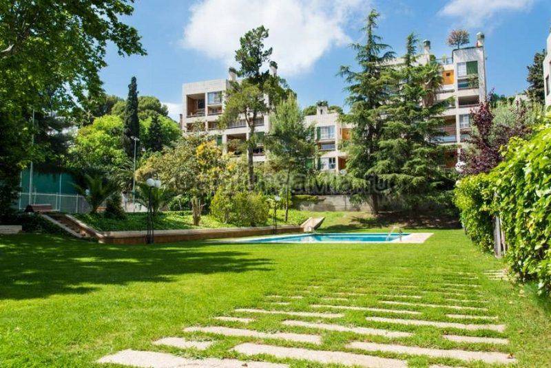2-х этажная квартира в Барселоне с двумя террасами и собственным тропическим садом