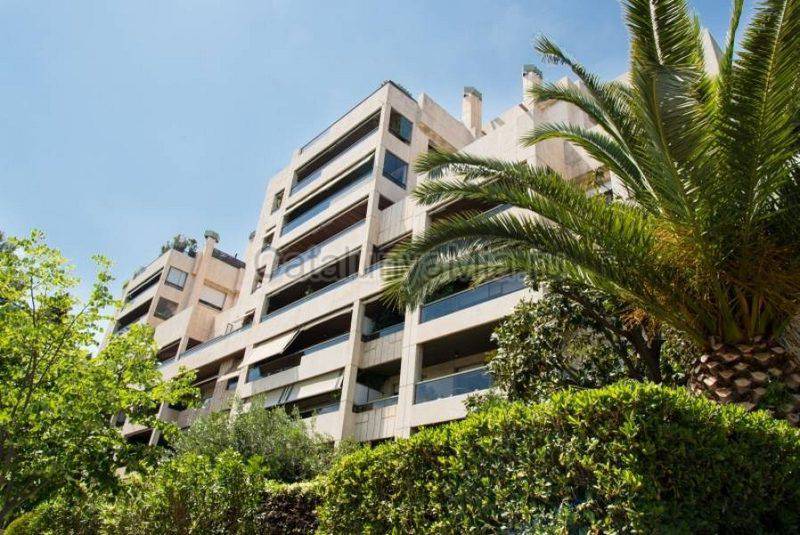 2-х этажная квартира в Барселоне с двумя террасами и собственным тропическим садом
