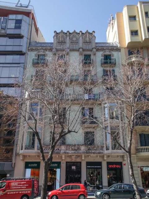 Квартира в стиле каталонского модернизма на улице Рамбла Каталуния в центре Барселоны